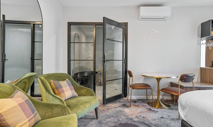 Wagga Wagga Hotel | Exceptional St Hugh Hotel Wagga Wagga - Rated 9.8/10