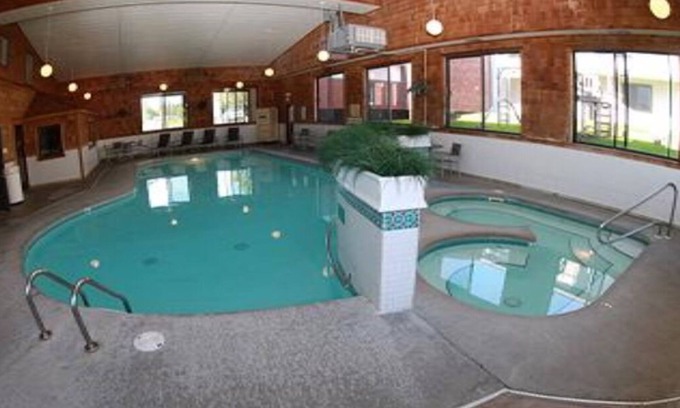 St Ignace Hotel | Budget-Friendly St. Ignace Inn with Pool & Spa Amenities