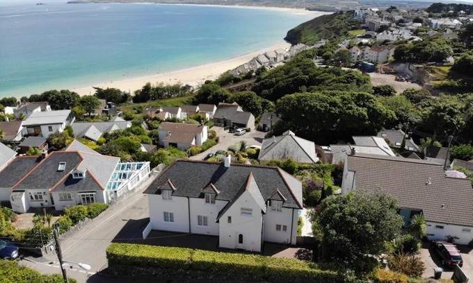 Carbis Bay House | Relaxing St Ives & Carbis Bay with Beach Views and Hot Tub