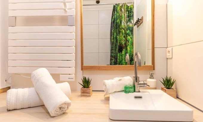 Le Busca Apartment | Guest Rated 10/10: St Joseph 18 - Le Busca Near Transport