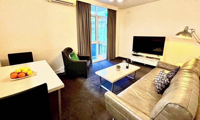 Melbourne Airport Apartment | Modern King Bed Retreat with Parking, Steps from St Kilda Beach