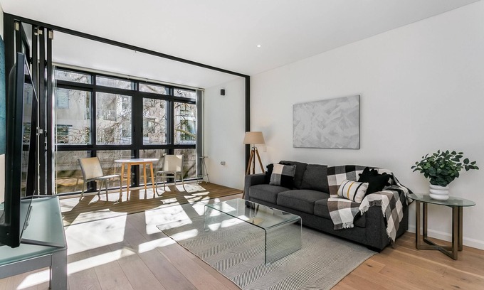 St. Leonards Apartment | Discover Albany St: Family-Friendly Stay in St Leonards
