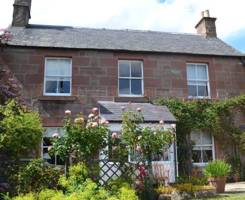 Alyth House | Discover St Louan's: Guest Rated 9/10 with Family Amenities