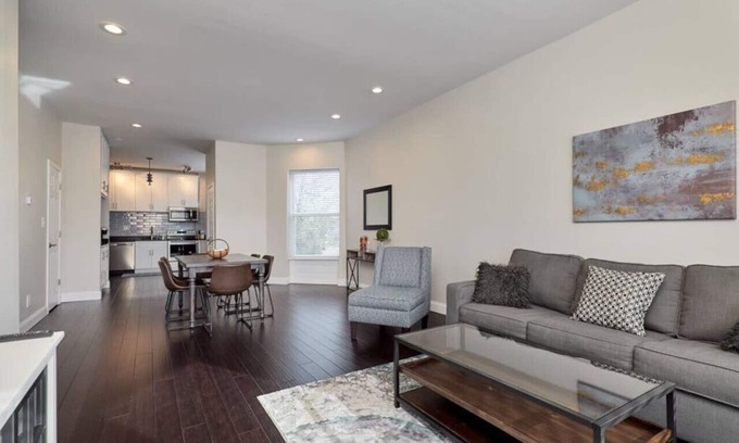 Central West End Apartment | St. Louis 2BD/2BA, Forest park, BJ hospital, & CWE Fl 2