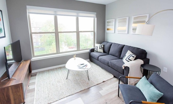 DeBaliviere Place Apartment | Elegant 2BD Apartment Near Forest Park with Pool & Breakfast