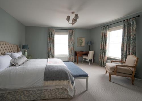 Arundel Hotel | Pet-Friendly St Marys Gate Inn: 4-Star Comfort Awaits