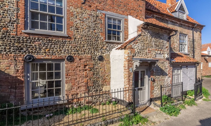 Wells-next-the-Sea Cottage | Pet-Friendly St Michael's Cottage with Oceanfront Views