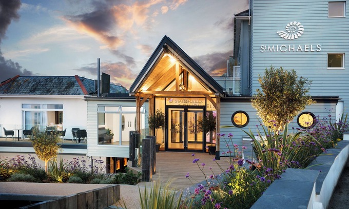Maenporth Hotel | Enjoy Relaxation at St Michael's Resort with Pool & Spa