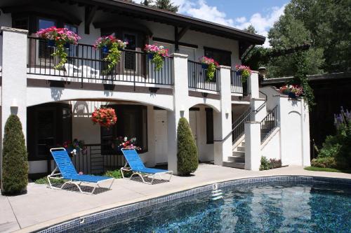 West End Cabin | Discover St Moritz Lodge with Family-Friendly Amenities