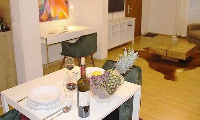 Wismar Apartment | St. Nikolai Suite: Family-Friendly Retreat with Kitchen Access
