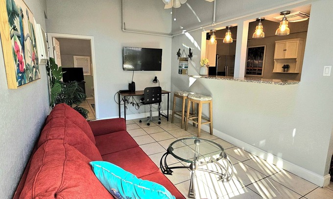 Historic Old Northeast Apartment | Prime Location: St Pete Just 3 Minutes to the Pier!