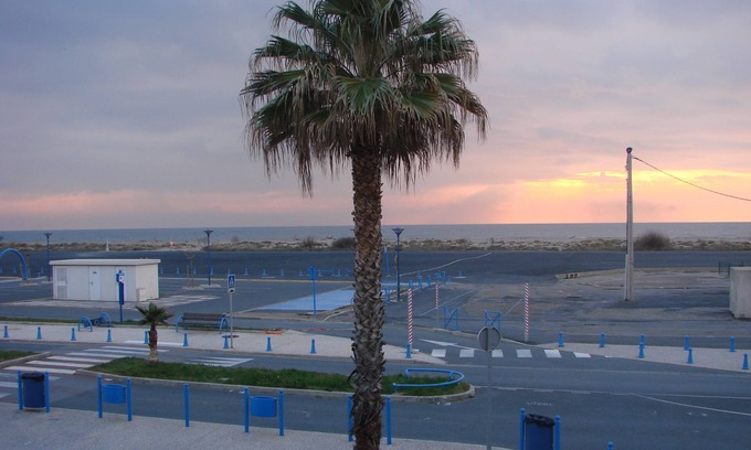 Saint-Pierre-la-Mer Apartment | Oceanfront St Pierre Apartment with Spa for 6 Guests