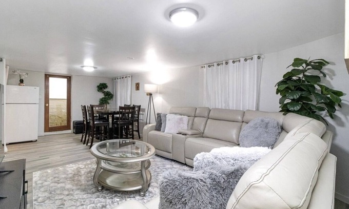 West Woodland House | Convenient Villa in Seattle: Family-Friendly & Pet Friendly