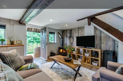 Sedgeberrow House | Experience Stable Boys Cottage: Pet-Friendly Retreat Awaits