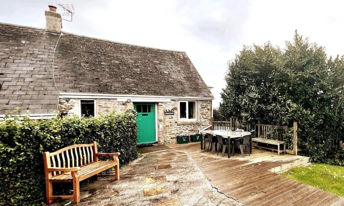 Loddiswell House | Rural Retreat at Stable Corner: Pet & Child Friendly Escape