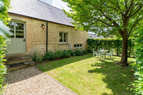 Brimpsfield House | Inviting Stable Cottage at Freams Farm: Pet & Child Friendly