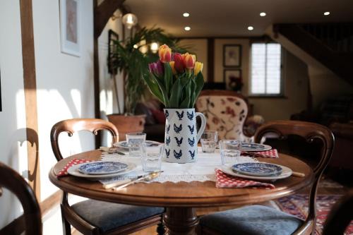Dorking House | Child-Friendly Retreat at Stable Cottage with 9.4 Rating