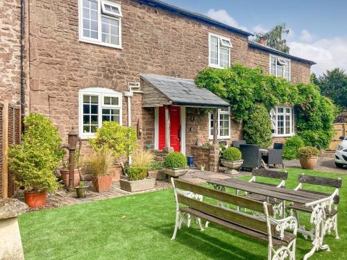 Much Birch House | Cozy Stable Cottage - Child Friendly with Kitchen Amenities