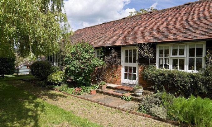 Tonbridge Cottage | Stunning Stable Cottage in the Heart of Hamptons