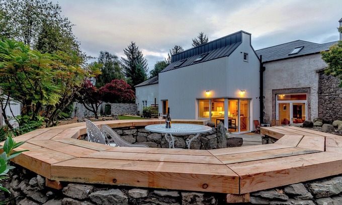 Crieff Cottage | Cozy 1 Bedroom Retreat in Dunira with Lake View and Breakfast