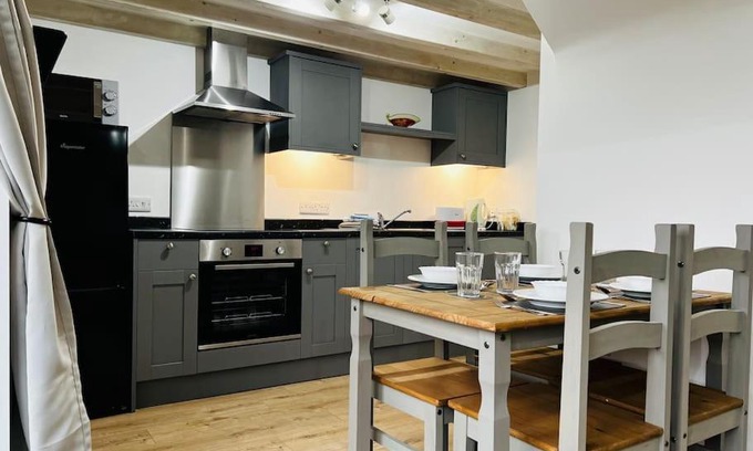 Frome House | Relaxing Stable Cottage with Exclusive Indoor Pool Access