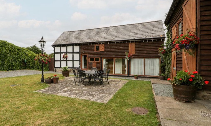 Pembridge House | Discover Stable End: Family-Friendly 4-Star Escape