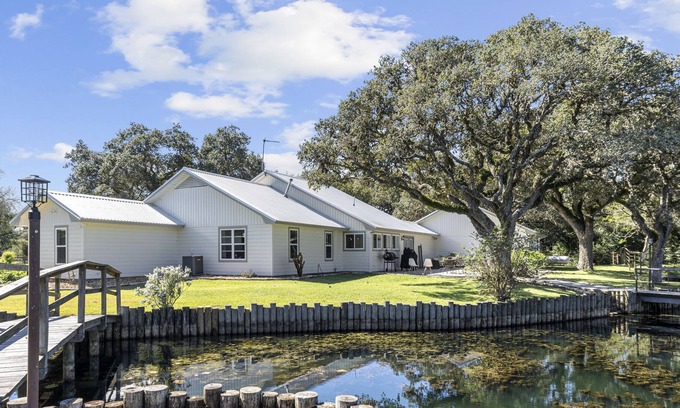 Columbus Other | Discover Stable Oaks: Party Barn, Pond & Firepits Await!