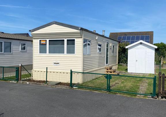 Wilskerke Ski Chalet | Seaside Stacaravan Middelkerke: Pet-Friendly Retreat