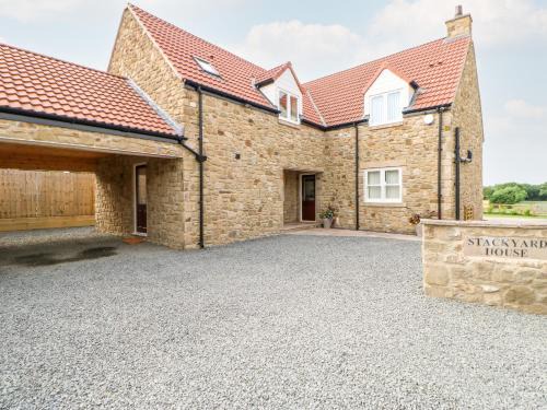 Tudhoe House | Experience Comfort at Stackyard House - 4-Star Retreat