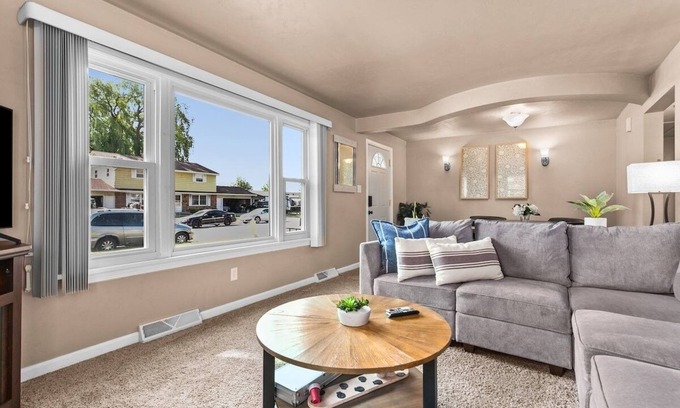 De Pere House | Prime Location Near Lambeau Field with Tailgate Garage