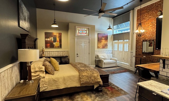 Babe Denny House | Prime Downtown INDY Hotel with Free Parking & Breakfast