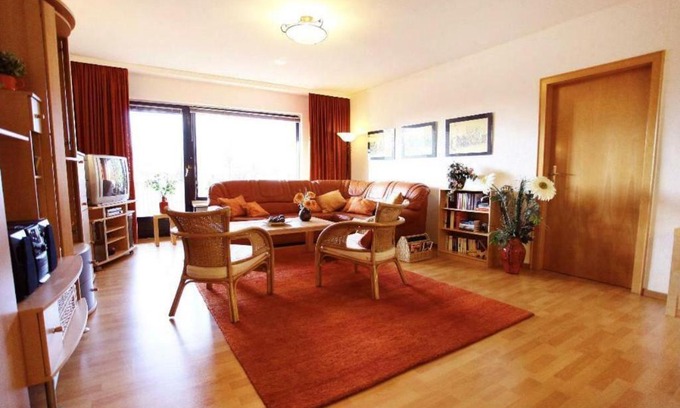 Lubeck City Centre Apartment | Cozy Stadtapartment with Oceanfront Pool & Hot Tub Access