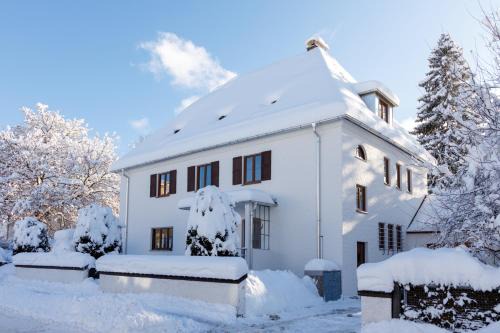 Fuessen Apartment | Discover Stadtvilla Falkenstein: Pet-Friendly Oceanfront Escape