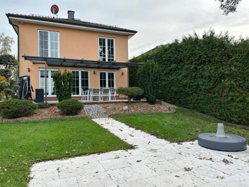 Portitz Villa | Cozy Stadtvilla in Leipzig: Ideal for 7 with Garden Oasis