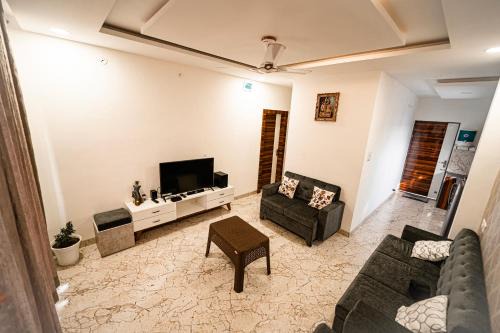 Indore Apartment | Cozy 2BHK Penthouse: Child Friendly & 4-Star Comfort