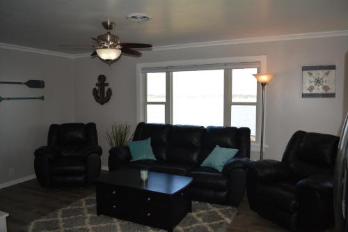 Pistakee Highlands House | Scenic Stafford Lake House: Oceanfront Dining & Family Fun