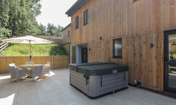 Lytchett Matravers Cottage | Family-Friendly Stag Cottage with Hot Tub in Lytchett Matravers
