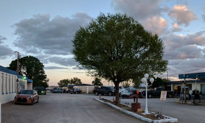 Seligman Hotel | Cozy Stay at Stagecoach 66 Motel with Pool & Breakfast
