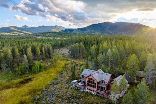 Granby House | Relaxing Stagecoach Cabin Home with Hot Tub & Family Amenities