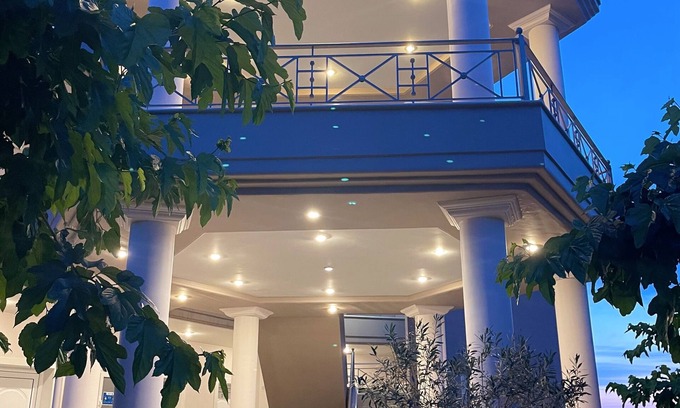 Lygia Apartment | Discover Staikos: Family-Friendly Getaway with Ocean Views