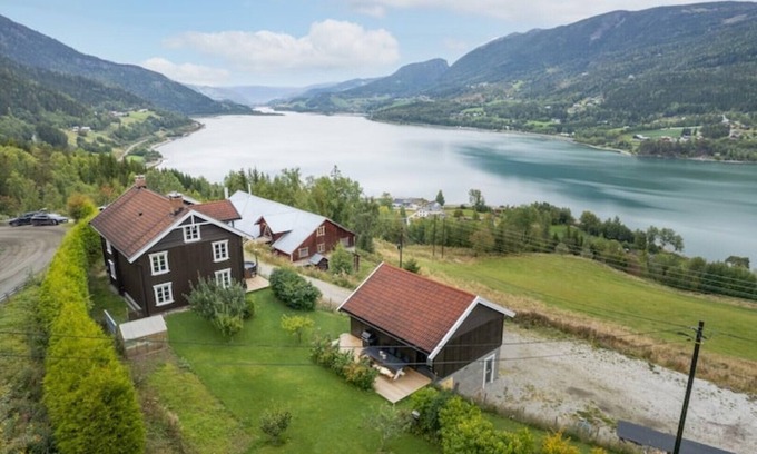 Skeikampen Villa | Relax at Stamp and Sauna: Farm Stay with Scenic Views