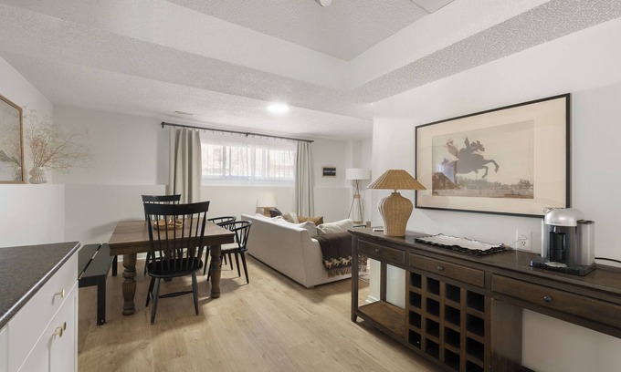 Southwest Calgary House | Stampede Saloon- 5 Guests, Walk to Stampede/DT/Close to Attractions!