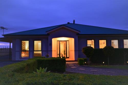 Dalrymple House | Discover Stan Breeze: Family Retreat with Pet-Friendly Amenities