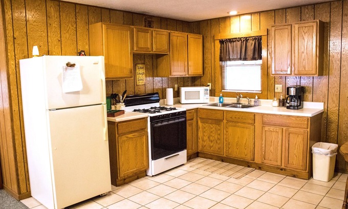 Triumph Cabin | Exclusive Cabin with Hot Tub & Full Kitchen Near Starved Rock