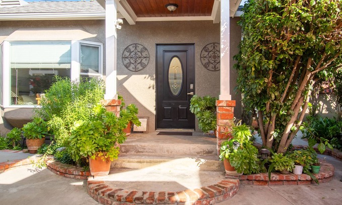 Whittier House | Private Guest House with Kitchen & Breakfast Included