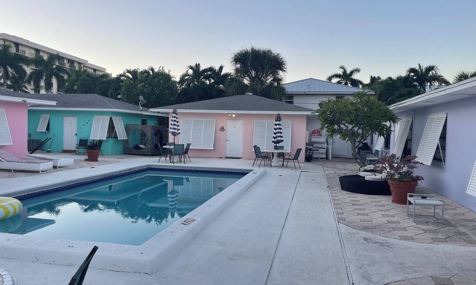 Palm Beach Shores Cottage | Oceanfront 1/1 Apartment by Pool and Steps to Beach
