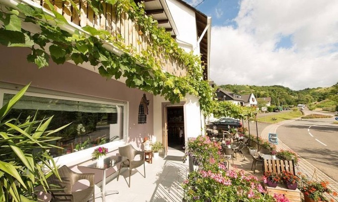Winningen House | Relaxing Double Room with Ocean View at Hotel Emmerich