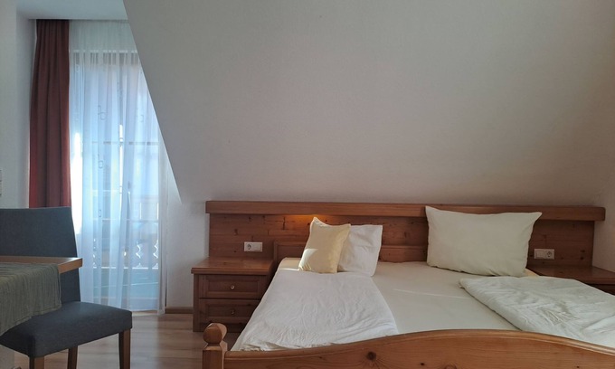 Seebach Apartment | Cozy Double Room with Shower and Breakfast Included