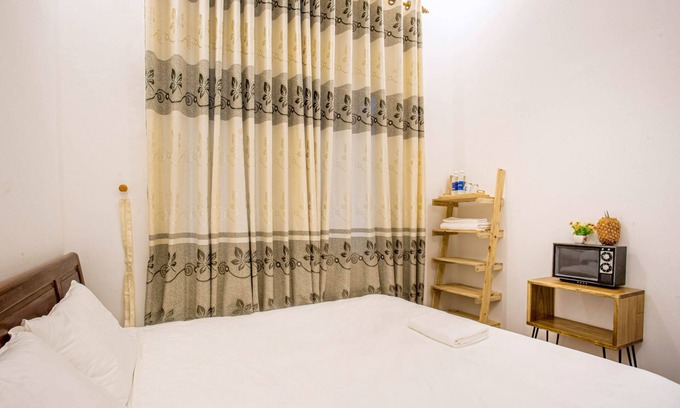 Thuy Xuan Villa | Cozy King Room with Breakfast for 2 - Budget-Friendly Stay