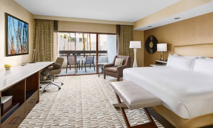 Phoenix Hotel | Standard King Room at Hilton Phoenix Airport - Free Shuttle & Oudoor Pool